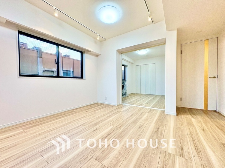 内装 太陽の光をスマートにリビングへ。時によって変化をもたらす採光。朝は目覚め、昼は安らぎ、そして夕時は温もりを。