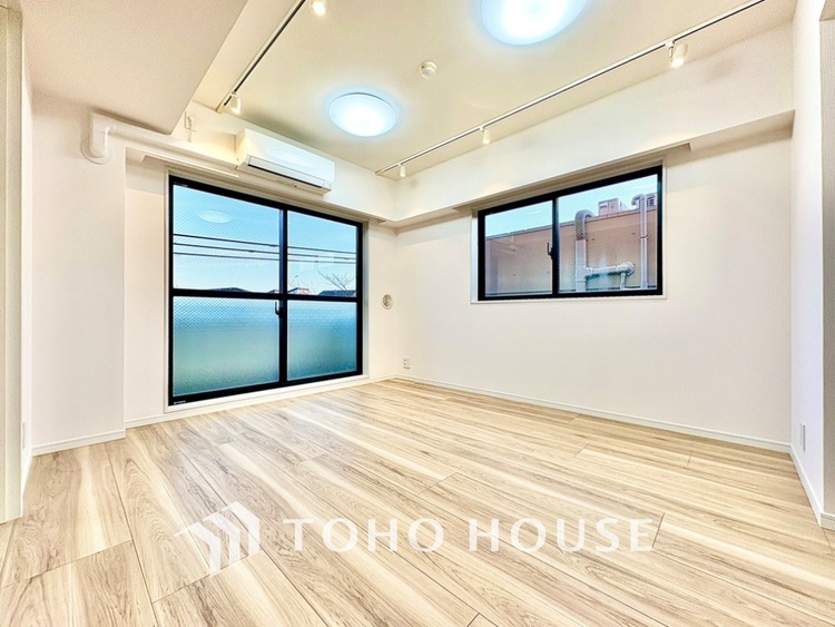 内装 太陽光をたくさん感じながら、明るく豊かな暮らしを約束する住まい。四季の移ろいを感じながら、我が子の成長を見守る。そんな家がここに。