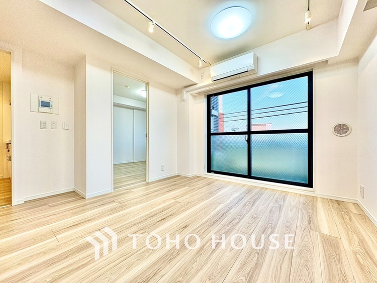 内装 壁一面の収納は、すっきりとした空間をもたらす。清潔感のあるスペースは「ただいま」の瞬間からくつろぎのスイッチを入れる。