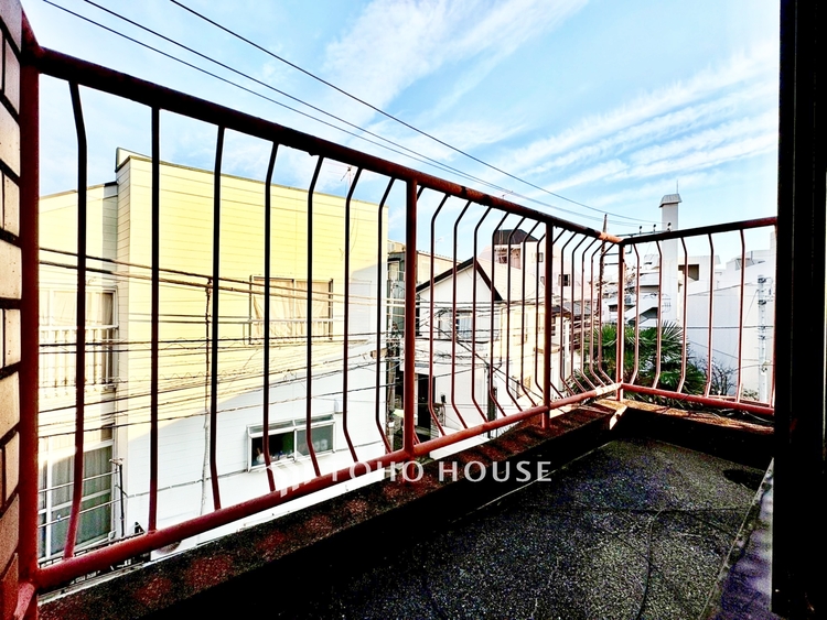 バルコニー ◆窓を開けると◆冷涼な風、そよぐリビング。だんらんの場所はここから始まり、ここで終わる。家族の笑顔が集う素敵な場所だから、こだわり抜いた思いが詰まっているのだと思う。