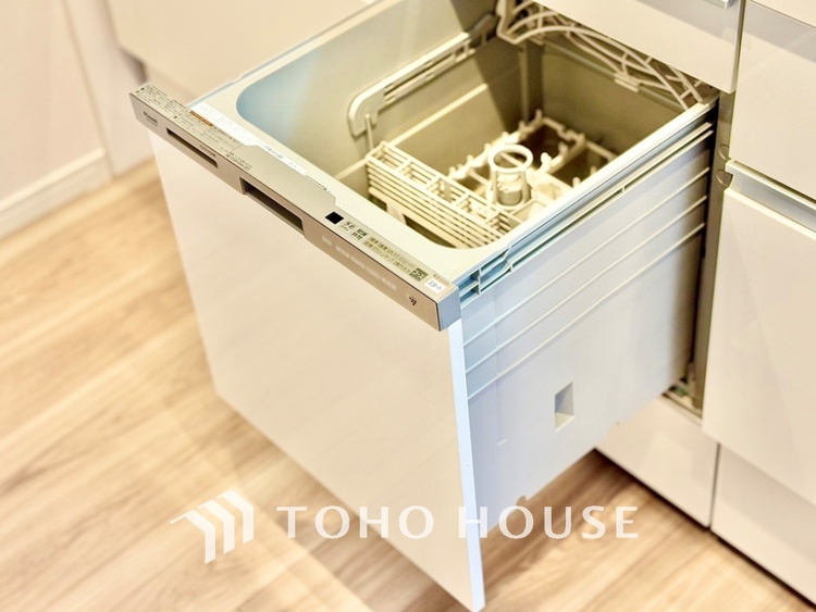 キッチン 家事の最も強い味方の一つ・・ビルトイン型の食器洗浄乾燥機。手洗いでは落ちない汚れも高温・高圧ですっきり。大幅な時短になるのが嬉しい。