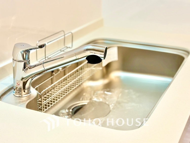 キッチン 浄水器内蔵・可動式のシャワーヘッド。水はねや大きな洗い物も計算したシンク。システムキッチンは家事をずっと楽にしてくれる。