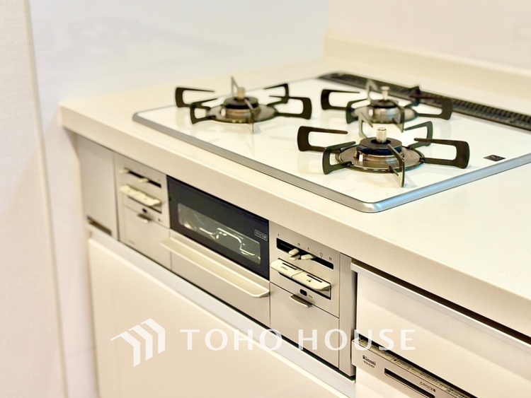 キッチン 可能な限り余計なものを省いた3口コンロ。美しさと機能性を兼ね備えたスタイルはきっと何年もあなたの味方です。