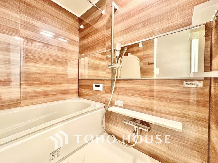 風呂 光に照らし出されたバスルーム。適度な湿度と静かに揺れる眼前の水面。広い浴槽にゆっくりと身を沈め深く瞑想をすれば、明日への新たな活力が膨らんでくる。