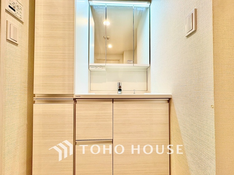 洗面 【Wash basin】十分な大きさの洗面台は収納力大。身だしなみチェックや歯磨きなど、朝の慌ただしい時間でも余裕とゆとりを感じられる。