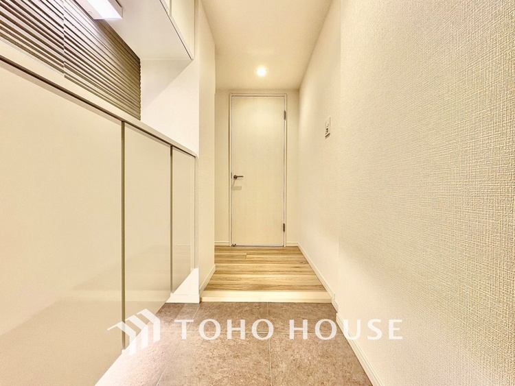 玄関 真っ直ぐに行く。新たな生活へ。これから歩むその一足がまた新たな道となる。