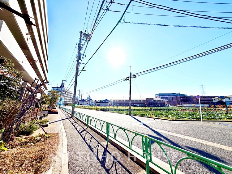 内装 【Bouncy conversation】　パートナーや家族が集う憩いの空間。真新しい木目のフローリングや白亜のクロスを陽の光、ダウンライトが照らし出し、家族・友人・知人の会話に華を咲かせます。