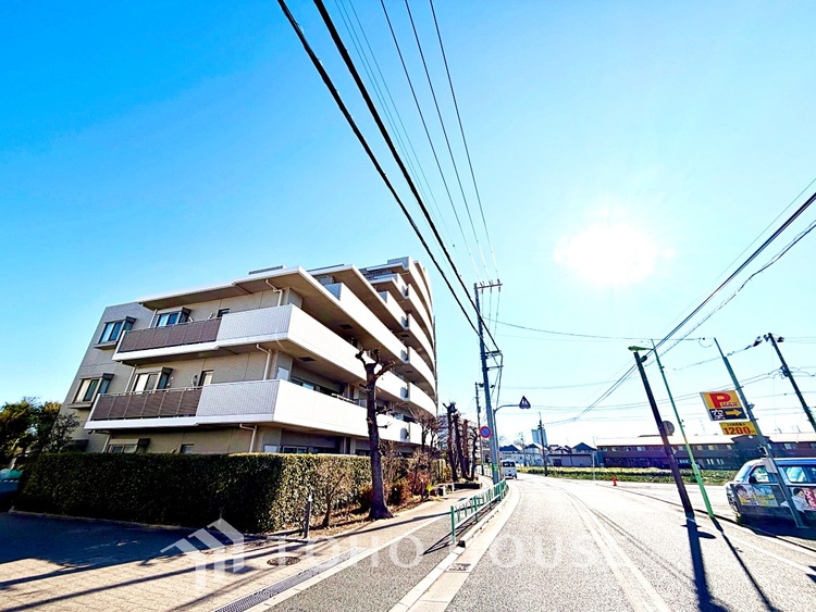 内装 ◆青空テラス◆ベランダから望む紺碧の空からそよ風、そして目に映るのはグリーン広がる風光明媚な世界。それは清々しい自然の薫りを肌で感じる幸せな空間。