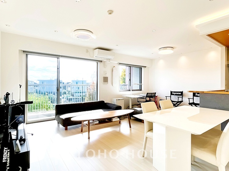 内装 触れることが出来そうな環境が、そのままインテリアに。その豊かで眩い眺望には、心地よい光と風が溢れ、ずっと眺めていたくなるような空間を演出してくれます。