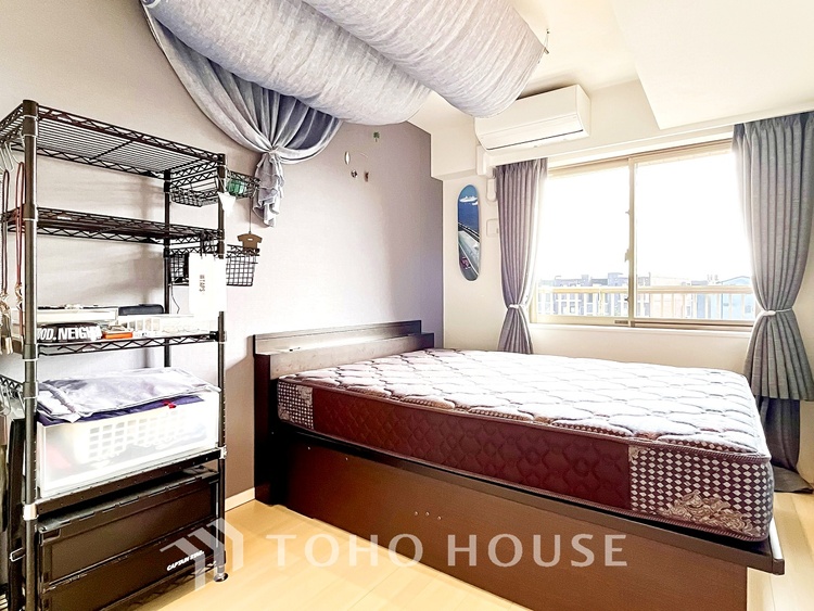 内装 【Ease】家族個々の安らぎの空間。プライベートなBedRoomは暮らす方の感性で造り上げたいもの。誰もが好みで飾れるシンプルな室内に仕上げてあります。