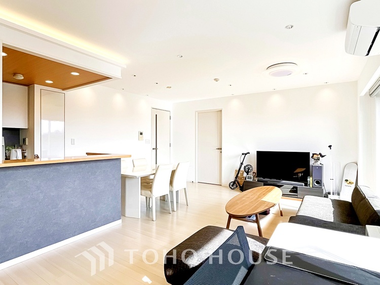 内装 太陽の光をスマートにリビングへ。優しくいざなわれた採光が朝は目を覚ませ、昼はくつろぎ、そして夕刻には温もりを与える。他にはないおしゃれなデザインで。