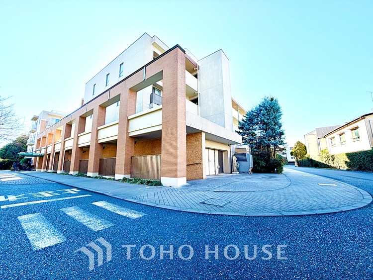 内装 【smart design】◆スマートデザイン◆太陽の光をスマートにリビングへ。優しくいざなわれた採光が朝は目を覚ませ、昼はくつろぎ、そして夕刻には温もりを与える。他にはないおしゃれなデザインで。