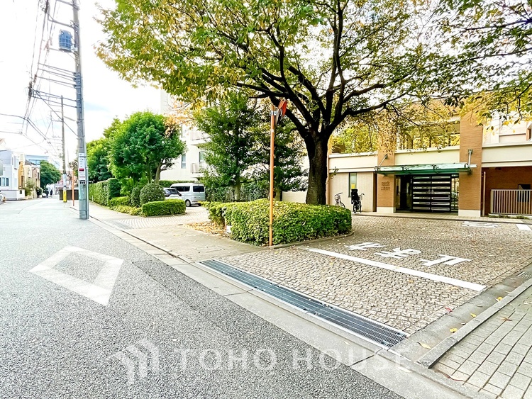 外観 【By the window】◆窓辺◆窓を開けベランダに出ると当所なく広がる街と空のスクリーン。風が凪ぎ一時停止する目の前の画面