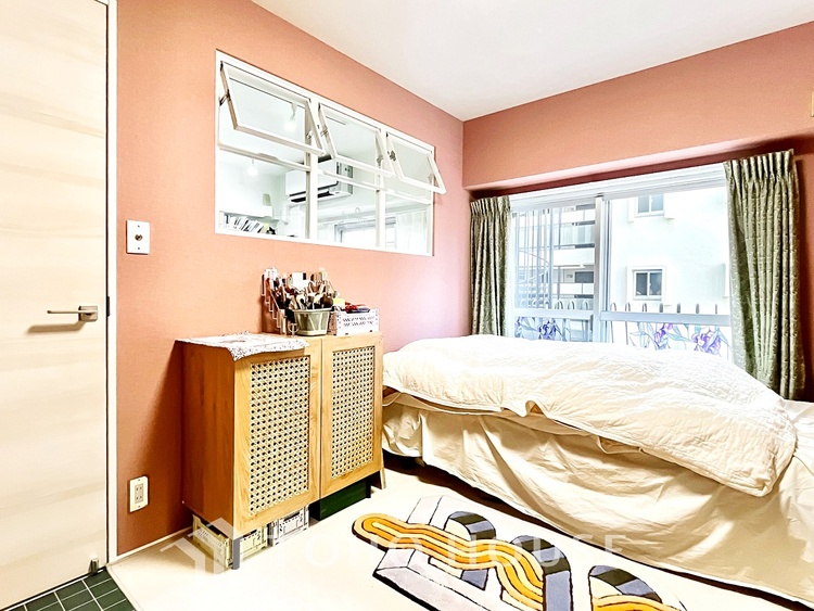 内装 【Ease】家族個々の安らぎの空間。プライベートなBedRoomは暮らす方の感性で造り上げたいもの。誰もが好みで飾れるシンプルな室内に仕上げてあります。