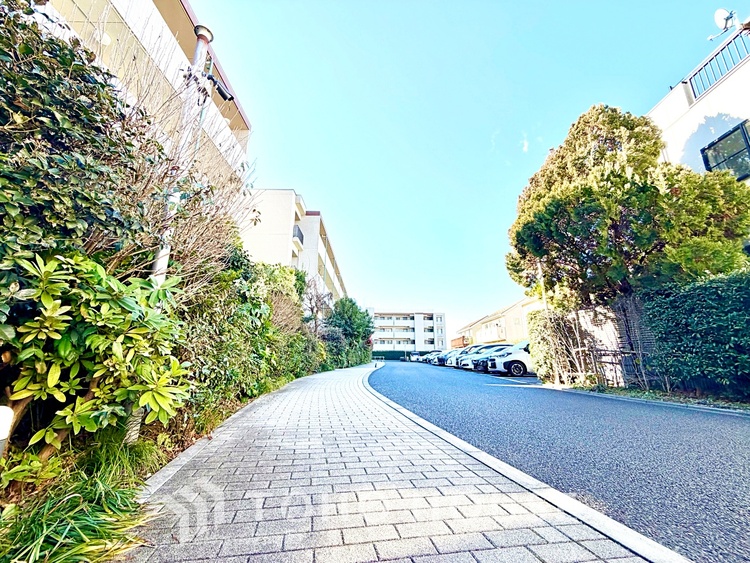 外観 ◆青空テラス◆ベランダから望む紺碧の空からそよ風、そして目に映るのはグリーン広がる風光明媚な世界。それは清々しい自然の薫りを肌で感じる幸せな空間。