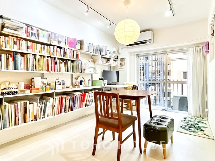 内装 太陽の光をスマートにリビングへ。優しくいざなわれた採光が朝は目を覚ませ、昼はくつろぎ、そして夕刻には温もりを与える。他にはないおしゃれなデザインで。