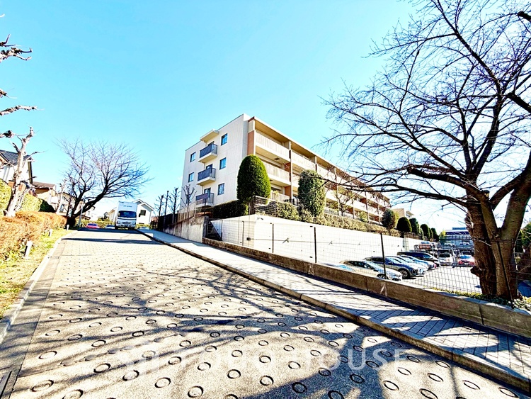 外観 【Entrance】仕事は好きだ。でも今日という一日はあまり芳しくない日もある。とぼとぼと家路に付く頃、ふと目を上げると我が家のエントランス。