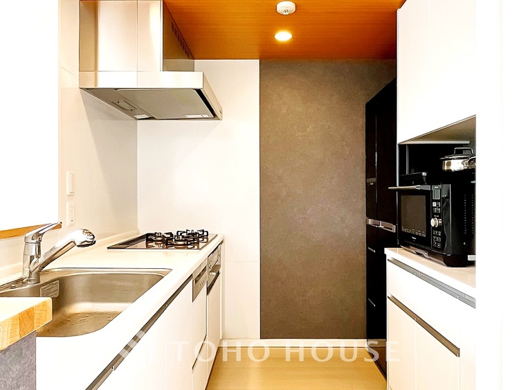 キッチン 【Kitchen】美しく使いやすいキッチンは油汚れが簡単に拭き取れる素材で加工されており、浄水器シャワーから流す水の音を軽減する静かなシンクを採用。