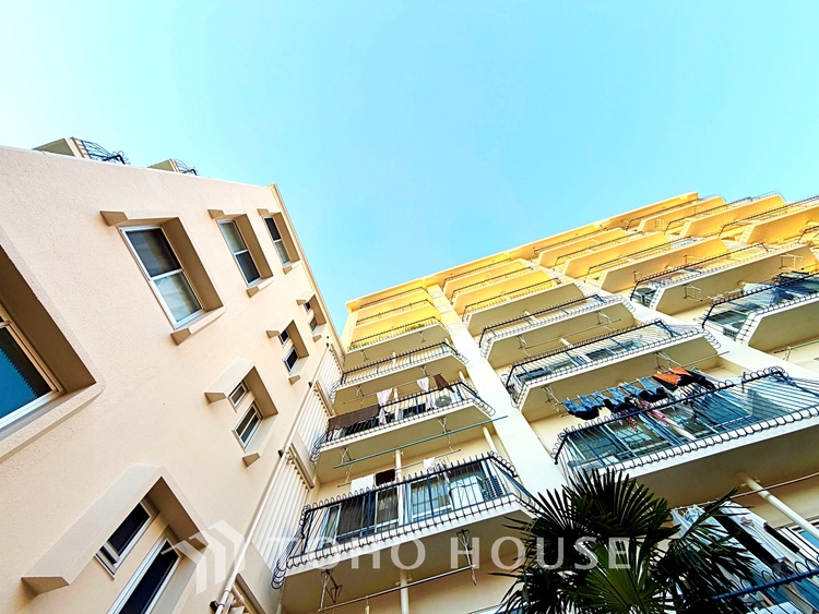 外観 靴を美しく収納できて、マジックのように玄関がすっきりします。ベビーカー、ゴルフ道具、アウトドア用品など、外で使用するアイテムを玄関ドアの近くに収納できます。