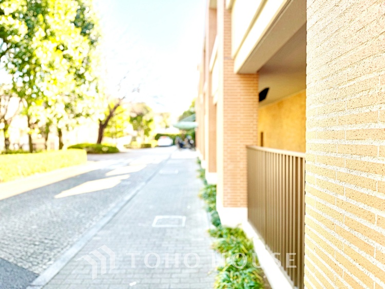 キッチン 【Kitchen】美しく使いやすいキッチンは油汚れが簡単に拭き取れる素材で加工されており、浄水器シャワーから流す水の音を軽減する静かなシンクを採用。見えないところにさり気ない配慮が嬉しい