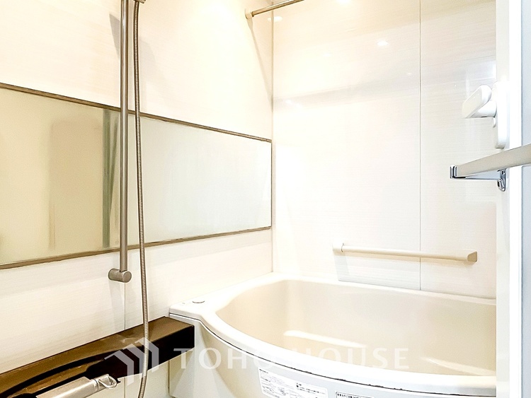 風呂 【Swaying surface】光に照らし出されたバスルーム。膨よかな湿度と静かに揺れる眼前の水面