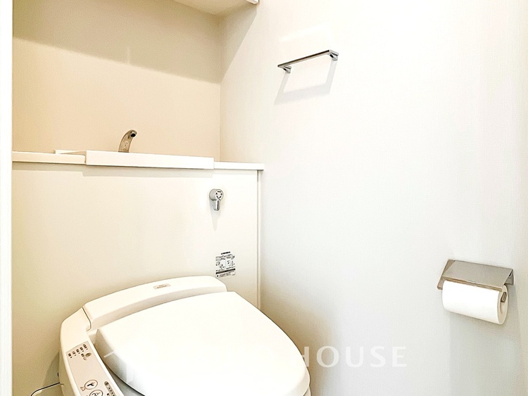 トイレ 【toilet】トイレットペーパーの使用回数を減らせることです。 シャワートイレを使用すれば、洗浄して汚れを落とすことができるため、トイレットペーパーの使用を最小限にとどめることができます。