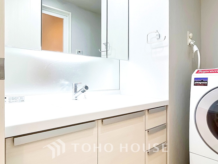 洗面 【Wash basin】十分な大きさの洗面台は収納もさる事ながら、身だしなみチェックや歯磨きなど、朝の慌ただしい時間でもホテルライクなスペースで余裕とゆとりを感じて頂けます。