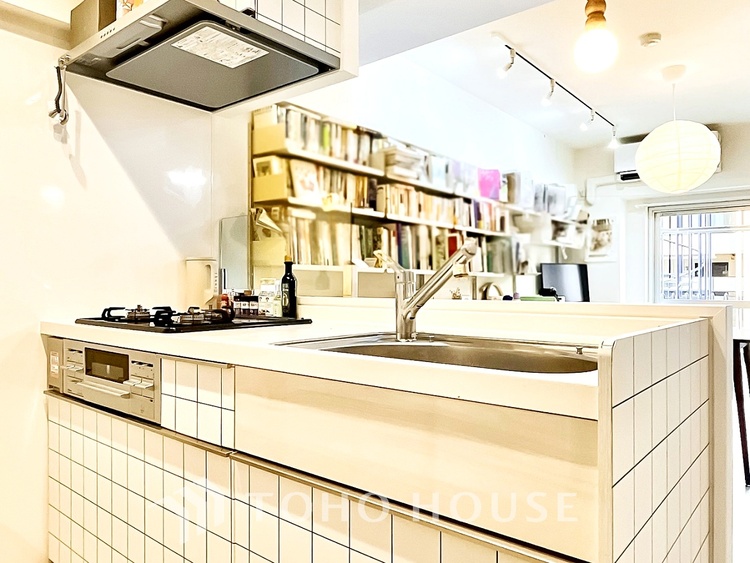 キッチン 【Kitchen】光り眩い羨望のリビングへ。一歩一歩を踏みしめて家族の集う幸せの場所へ。すべてがクライマックスのマイベストホーム。