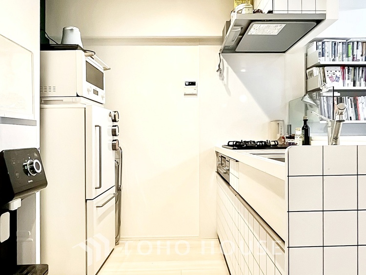 キッチン 【Kitchen】美しく使いやすいキッチンは油汚れが簡単に拭き取れる素材で加工されており、浄水器シャワーから流す水の音を軽減する静かなシンクを採用。