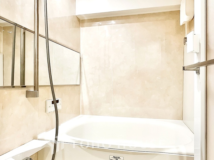 風呂 【Swaying surface】光に照らし出されたバスルーム。膨よかな湿度と静かに揺れる眼前の水面