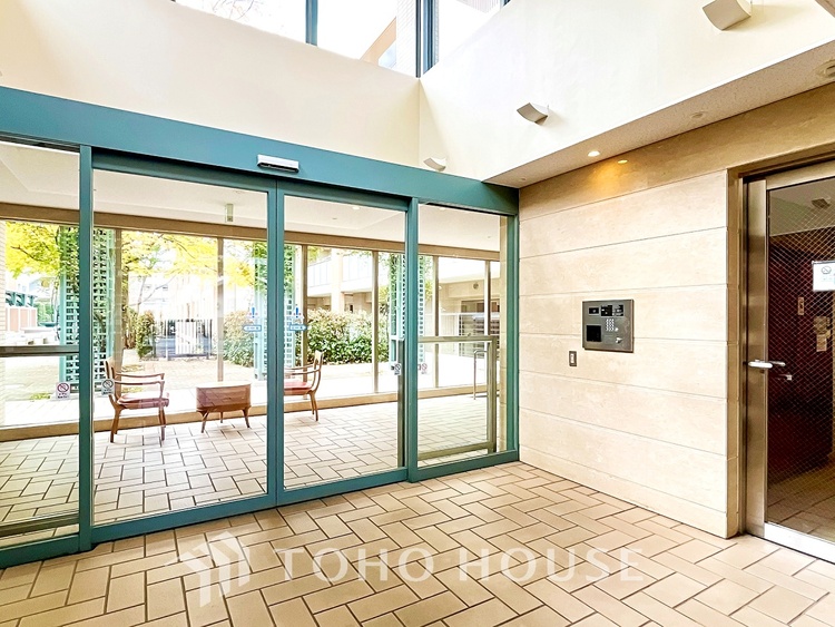 エントランス 【Blue sky terrace】見上げると、空。時間を忘れ大空を見上げるなんて、いつぶりだろうか。こんなにも広く美しい情景がこの頭上にあったなんて。時間を忘れ、時を知る。