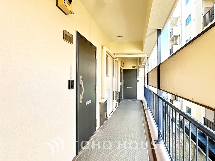 玄関 【Living room】◆リビング◆家族への思いを抱きながら、平和に過ごす悠久の時。