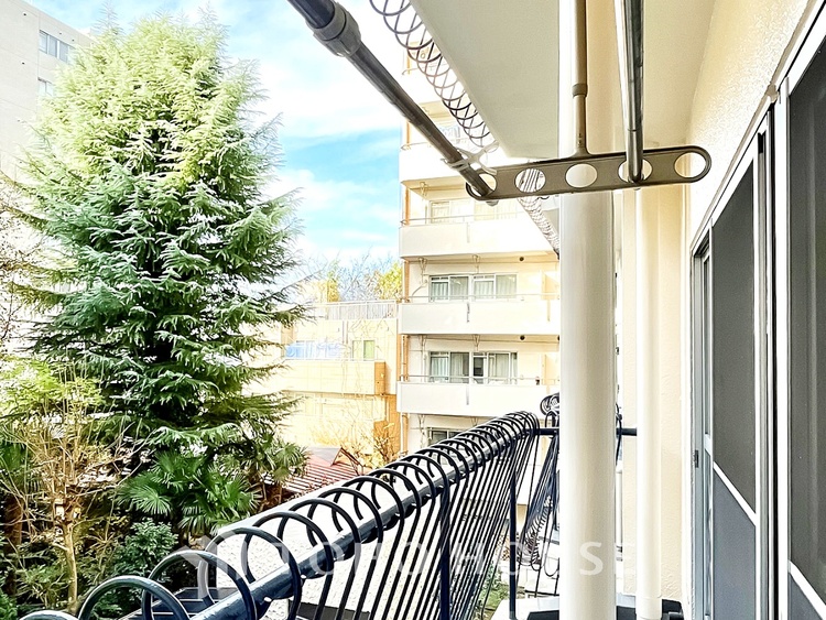 バルコニー ◆窓を開けると◆冷涼な風、そよぐリビング。だんらんの場所はここから始まり、ここで終わる。家族の笑顔が集う素敵な場所だから、こだわり抜いた思いが詰まっているのだと思う。