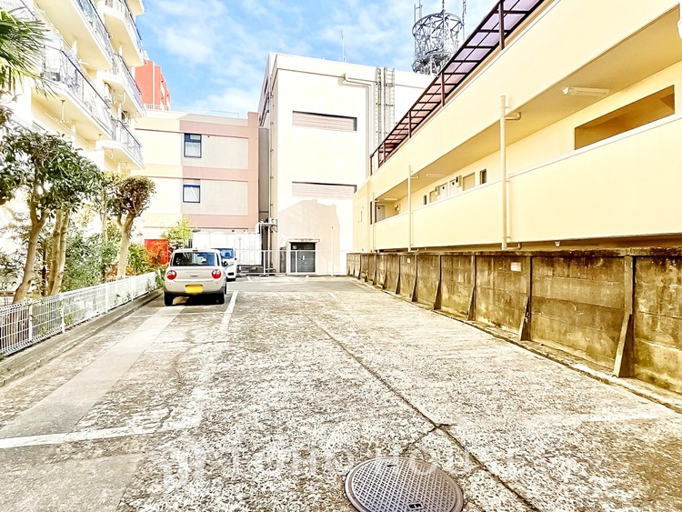 駐車場 ◆木漏れ日◆の様な採光が優しく足元を照らし、心地いい暮らしの道しるべを写し出す。この空間で過ごす家族との語らいの時間がとても素敵で幸せを感じるかもしれない。【Holiday of a home】