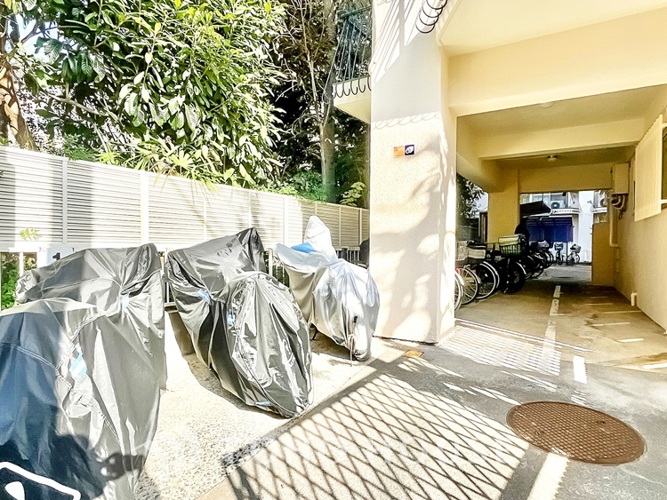 その他 【Kitchen】美しく使いやすいキッチンは油汚れが簡単に拭き取れる素材で加工されており、浄水器シャワーから流す水の音を軽減する静かなシンクを採用。見えないところにさり気ない配慮が嬉しい