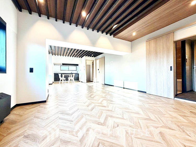 内装 触れることが出来そうな環境が、そのままインテリアに。その豊かで眩い眺望には、心地よい光と風が溢れ、ずっと眺めていたくなるような空間を演出してくれます。