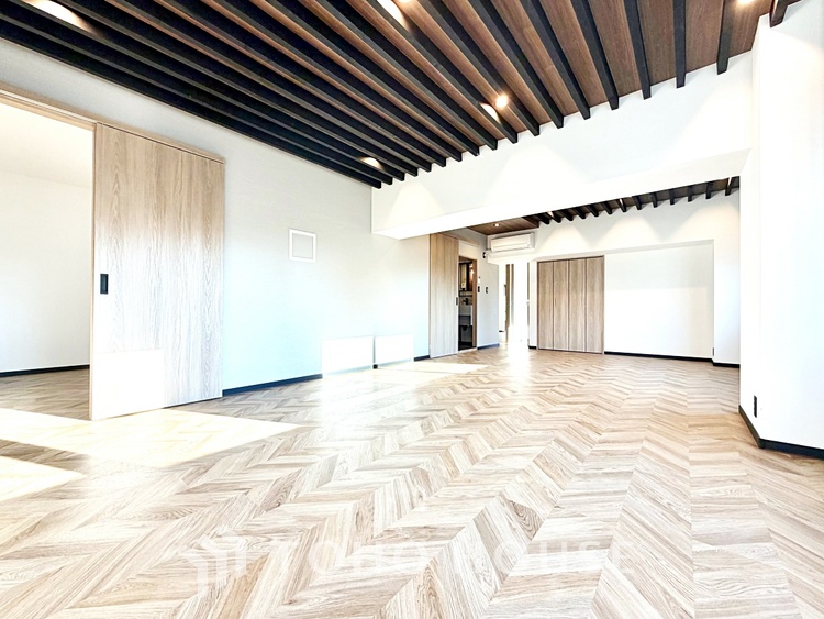 内装 太陽の光をスマートにリビングへ。優しくいざなわれた採光が朝は目を覚ませ、昼はくつろぎ、そして夕刻には温もりを与える。他にはないおしゃれなデザインで。