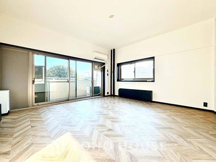 内装 【Bouncy conversation】　パートナーや家族が集う憩いの空間。真新しい木目のフローリングや白亜のクロスを陽の光、ダウンライトが照らし出し、家族・友人・知人の会話に華を咲かせます。