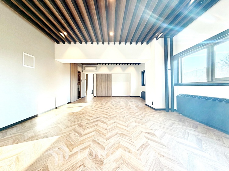 内装 【smart design】◆スマートデザイン◆太陽の光をスマートにリビングへ。優しくいざなわれた採光が朝は目を覚ませ、昼はくつろぎ、そして夕刻には温もりを与える。他にはないおしゃれなデザインで。