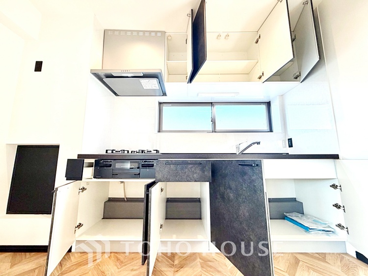 キッチン 【Kitchen】美しく使いやすいキッチンは油汚れが簡単に拭き取れる素材で加工されており、浄水器シャワーから流す水の音を軽減する静かなシンクを採用。