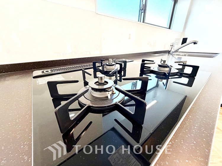 キッチン 【Kitchen】美しく使いやすいキッチンは油汚れが簡単に拭き取れる素材で加工されており、浄水器シャワーから流す水の音を軽減する静かなシンクを採用。見えないところにさり気ない配慮が嬉しい