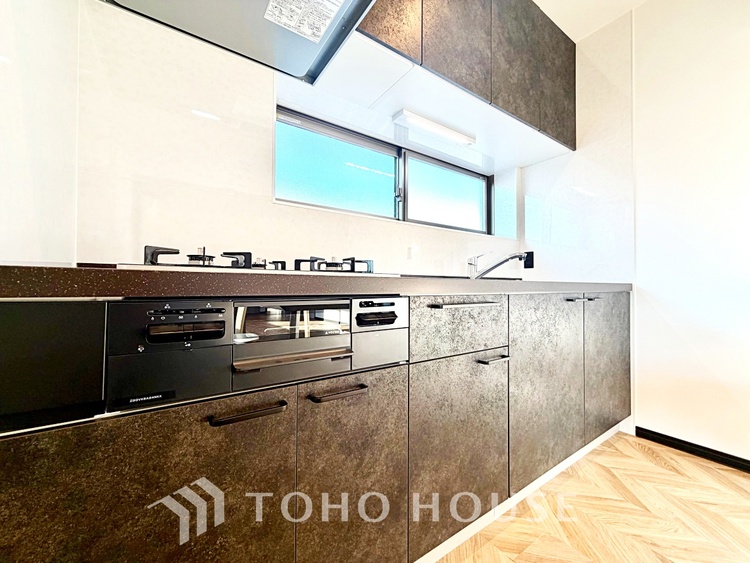 キッチン 【Entrance】仕事は好きだ。でも今日という一日はあまり芳しくない日もある。とぼとぼと家路に付く頃、ふと目を上げると我が家のエントランス。