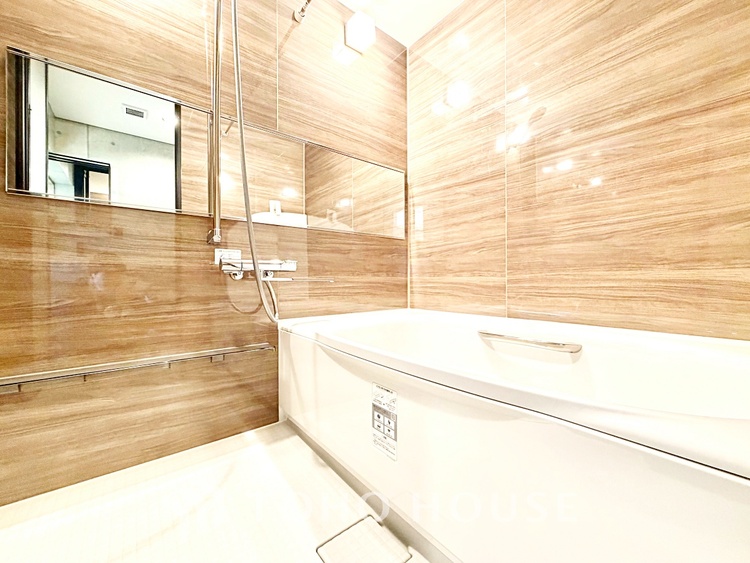 風呂 【Swaying surface】光に照らし出されたバスルーム。膨よかな湿度と静かに揺れる眼前の水面