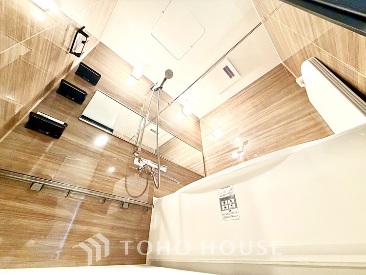 風呂 ◆木漏れ日◆の様な採光が優しく足元を照らし、心地いい暮らしの道しるべを写し出す。この空間で過ごす家族との語らいの時間がとても素敵で幸せを感じるかもしれない。【Holiday of a home】