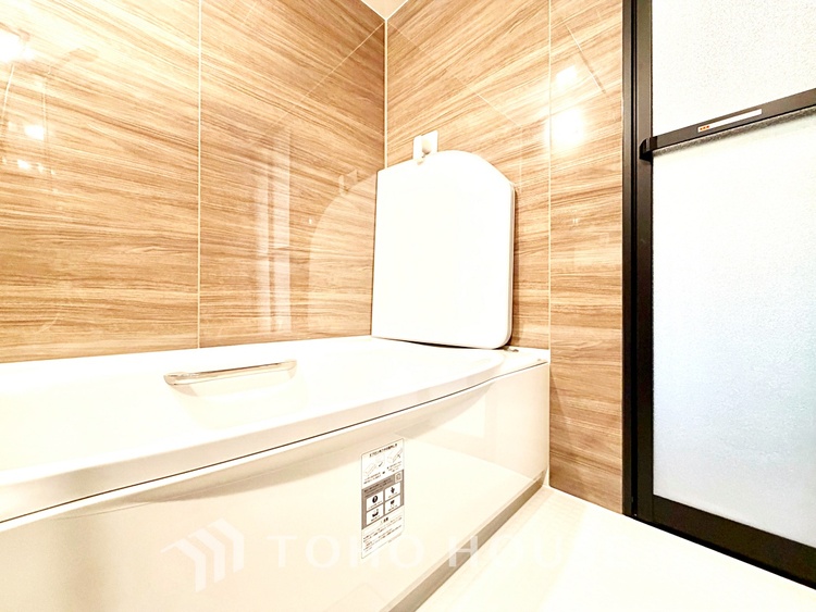 風呂 【Entrance】仕事は好きだ。でも今日という一日はあまり芳しくない日もある。とぼとぼと家路に付く頃、ふと目を上げると我が家のエントランス。