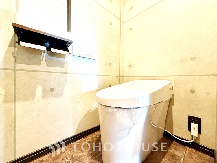 トイレ 【toilet】トイレットペーパーの使用回数を減らせることです。 シャワートイレを使用すれば、洗浄して汚れを落とすことができるため、トイレットペーパーの使用を最小限にとどめることができます。