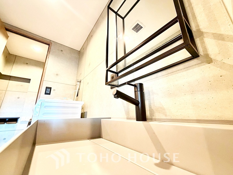 洗面 【Wash basin】十分な大きさの洗面台は収納もさる事ながら、身だしなみチェックや歯磨きなど、朝の慌ただしい時間でもホテルライクなスペースで余裕とゆとりを感じて頂けます。