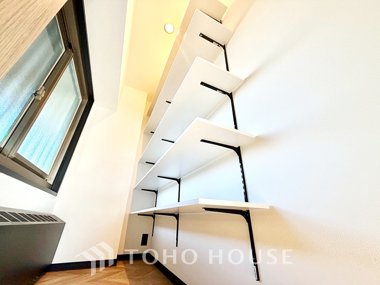 収納 靴を美しく収納できて、マジックのように玄関がすっきりします。ベビーカー、ゴルフ道具、アウトドア用品など、外で使用するアイテムを玄関ドアの近くに収納できます。