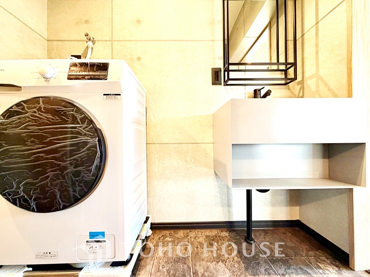 収納 【closet】奥行きのあるクローゼットを採用。衣装ケースや、掃除機といった電化製品まで多くの物を収納できるようなつくりになっております。是非一度、ご自身の目でお確かめ下さい。