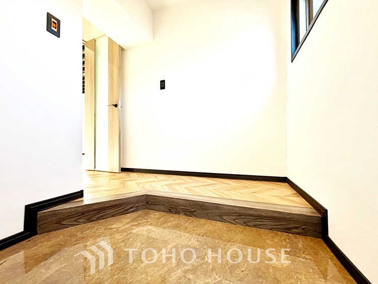 玄関 【Living room】◆リビング◆家族への思いを抱きながら、平和に過ごす悠久の時。